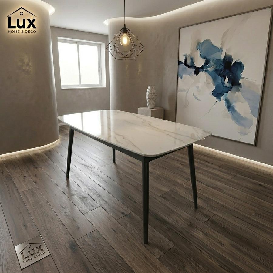 Mesa de comedor Roca exhibida en el local